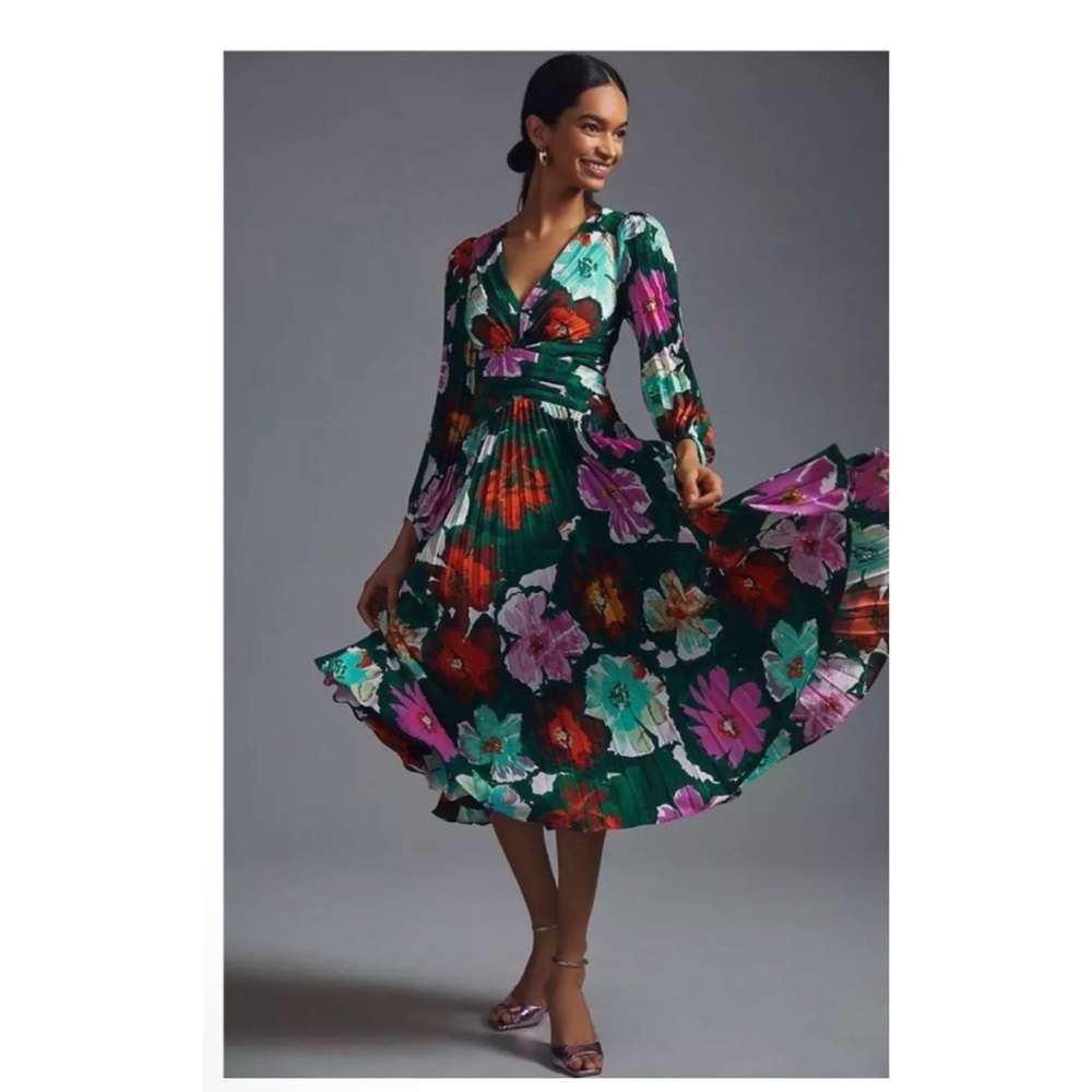 Anthropologie By Anthropologie
Pleated V-Neck Dress Size